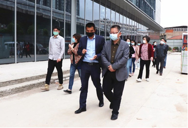 洪山区副区长王怀卓一行前往校友创新中心参观